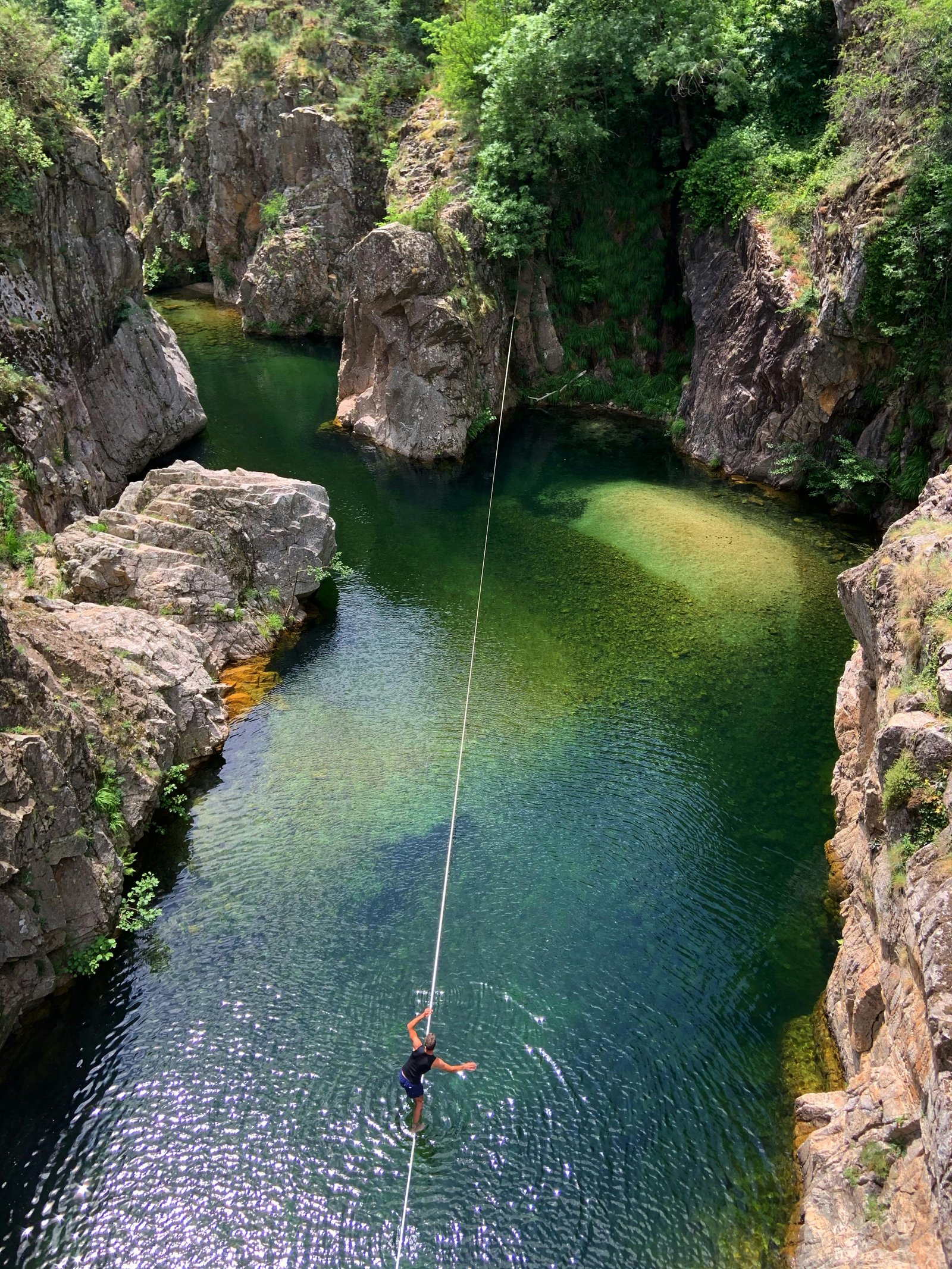 Waterline - Slackline sobre a Água: A Aventura que Está Conquistando os Amantes de Esportes Radicais
