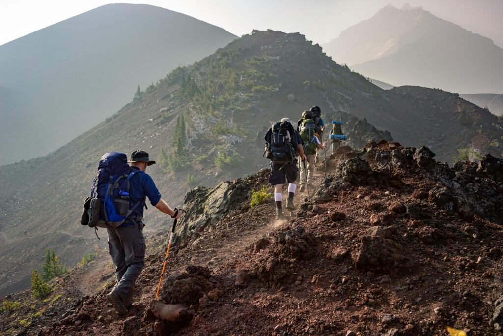 um grupo de pessoas caminhando em uma montanha rochosa